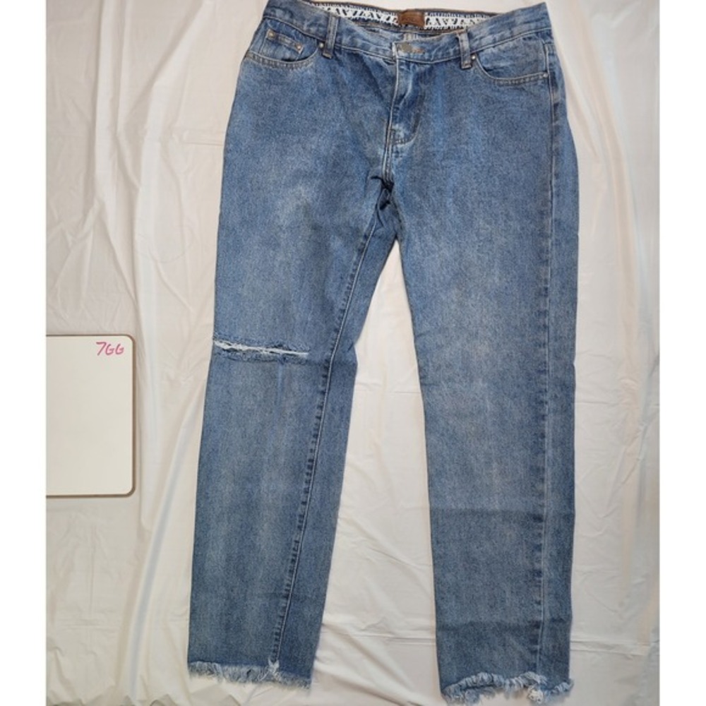 Womens POL blue jeans. Size Large. Mid-rise, straight leg.